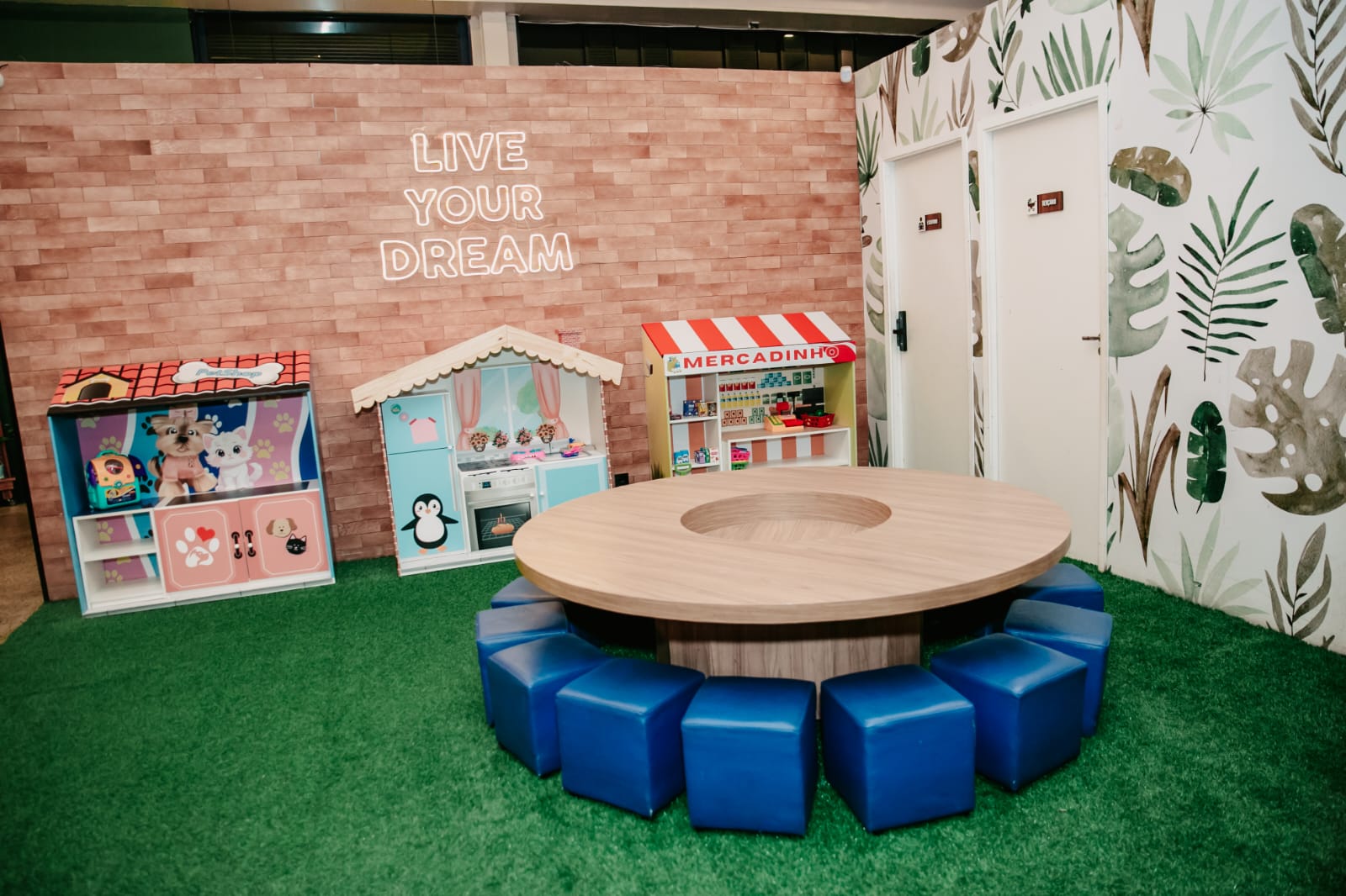 Espaço lúdico infantil com casinhas e mercadinho